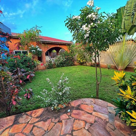 Maison Charlotte Forever Chambre D'Hotes Chez Un Couple Belgo Togolais Lome Exterior photo